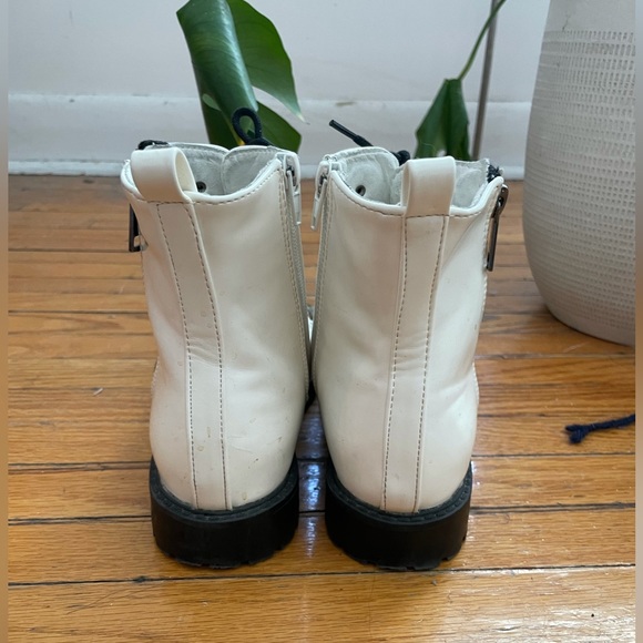 VINTAGE WHITE BOOTS - Picture 4 of 4